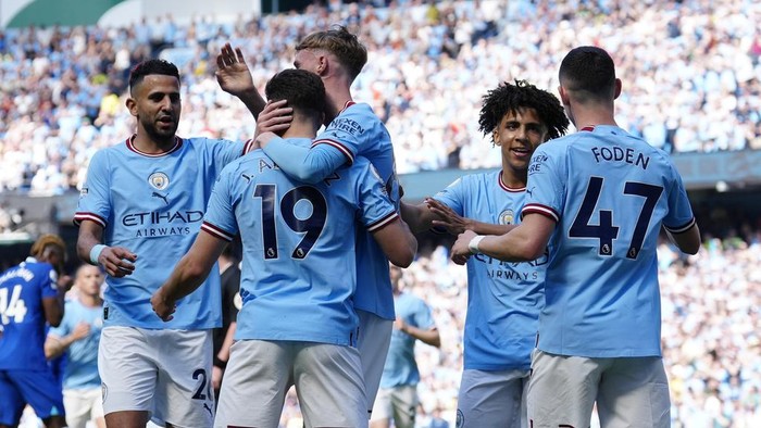 Manchester Citys Julian Alvarez, second left, celebrates after scoring his sides opening goal during the English Premier League soccer match between Manchester City and Chelsea at the Etihad Stadium in Manchester, England, Sunday, May 21, 2023. (AP Photo/Jon Super)