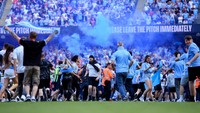 Fans Man City masuk ke lapangan setelah peluit akhir melawan Chelsea dibunyikan. (Foto: Getty Images/Michael Regan)