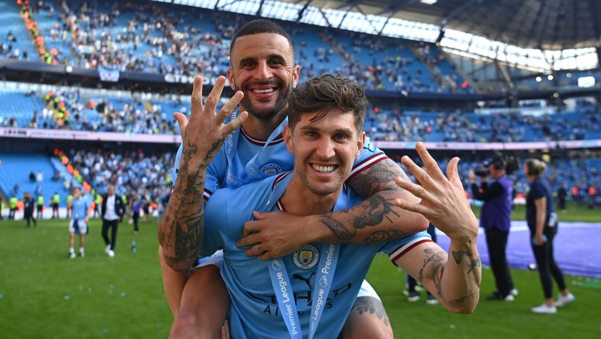 Kyle Walker bersama John Stones di pesta juara Manchester City. (Foto: Getty Images/Michael Regan)