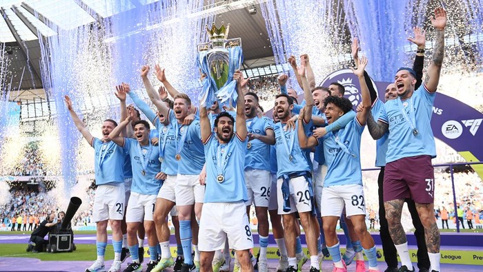 MANCHESTER, ENGLAND - MAY 21: Ilkay Guendogan of Manchester City lifts the Premier League trophy following the Premier League match between Manchester City and Chelsea FC at Etihad Stadium on May 21, 2023 in Manchester, England. (Photo by Michael Regan/Getty Images)