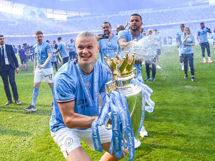 MANCHESTER, ENGLAND - MAY 21: Erling Haaland of Manchester City celebrates with the Premier League trophy after the Premier League match between Manchester City and Chelsea FC at Etihad Stadium on May 21, 2023 in Manchester, England. (Photo by Michael Regan/Getty Images)