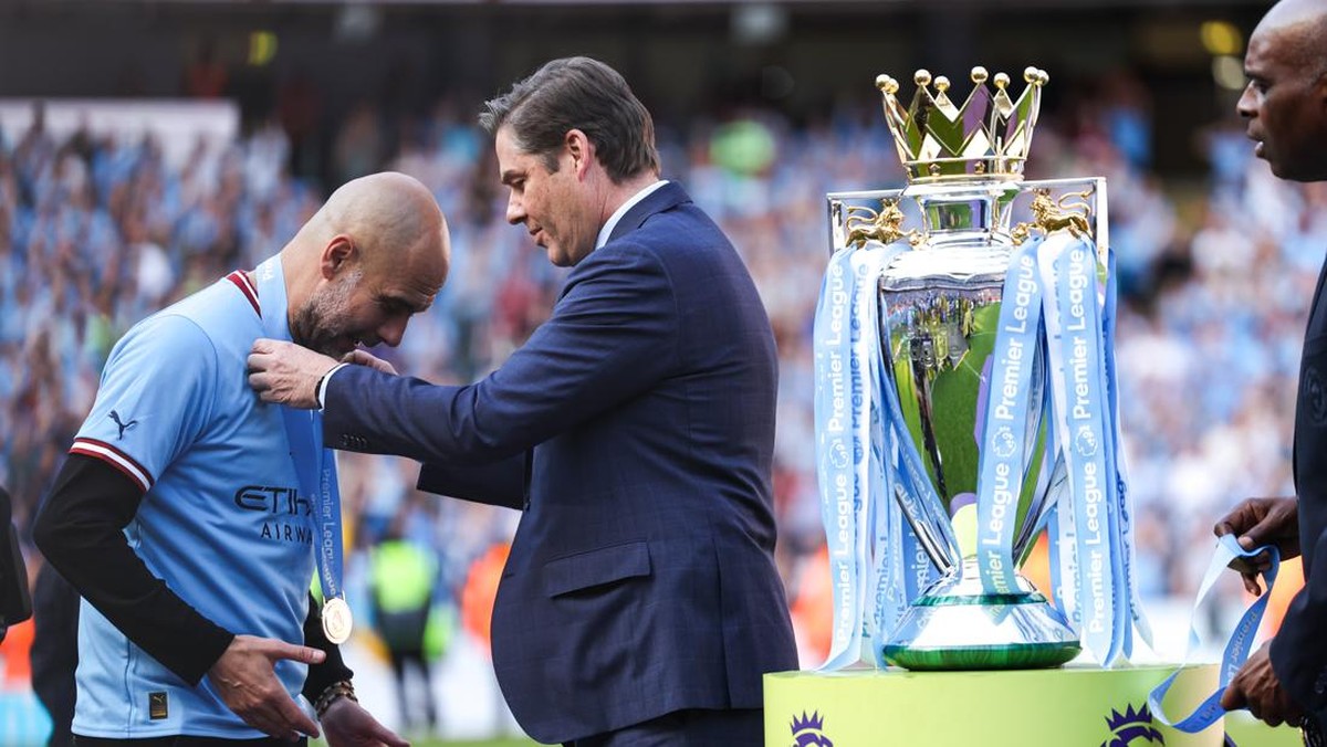Pep Guardiola dikalungi medali. (Foto: Getty Images/Matthew Ashton - AMA)
