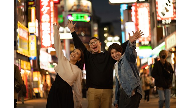 Mengenal cara hidup bahagia ala orang-orang di berbagai negara/freepik/freepik Ilustasi sekumpulan anak muda tengah tersenyum bahagia.