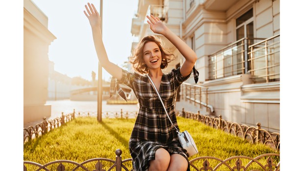 Mengenal cara hidup bahagia ala orang-orang di berbagai negara/freepik/lookstudio Ilustrasi perempuan yang tengah tersenyum bahagia.