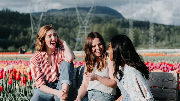 Mengenal cara hidup bahagia ala orang-orang di berbagai negara/unsplash/Priscilla Du Preez Ilustrasi sekelompok perempuan yang tengah asyik mengobrol.