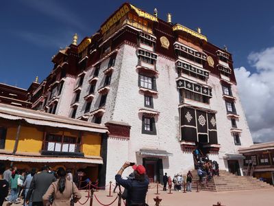 Mengunjungi Istana Potala Bekas Kediaman Dalai Lama di Tibet