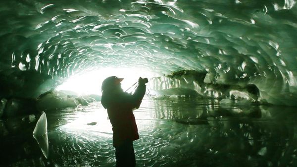 Menyusuri Gua Es Terbesar di Tibet