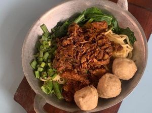 Mie Ayam Wong Sragen di Bandar Lampung, Disajikan dengan Wajan