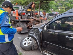 Mobil Ringsek Tabrak Separator Busway di Jakbar hingga Ban Nyaris Copot