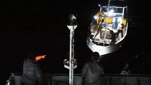 Lihat Lagi Momen Bakamla Evakuasi Korban Kapal Mati Mesin di Perairan Rote