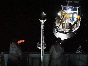 Lihat Lagi Momen Bakamla Evakuasi Korban Kapal Mati Mesin di Perairan Rote Lihat Lagi Momen Bakamla Evakuasi Korban Kapal Mati Mesin di Perairan Rote