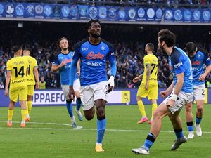 Napoli Gebuk 10 Pemain Inter Milan 3-1 Napoli Gebuk 10 Pemain Inter Milan 3-1