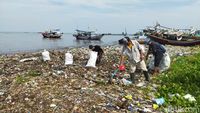Pandawara dan Warga Bersihkan Pantai di Banten, Sampah Capai Ribuan Karung