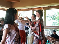 Kala Desainer Dunia Melancong ke Karawang: Nari Jaipong-Wisata