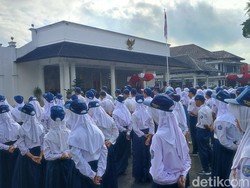 5 Cara Agar Tidak Pusing dan Kuat Berdiri Lama Saat Upacara