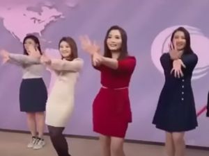 Pembawa Berita Hong Kong Joget Flower Jisoo di TV Bikin Geger Negara