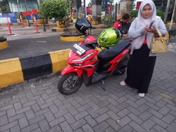 Sejoli Naik Motor Minta Maaf Nyasar Masuk Tol Kebomas Gresik