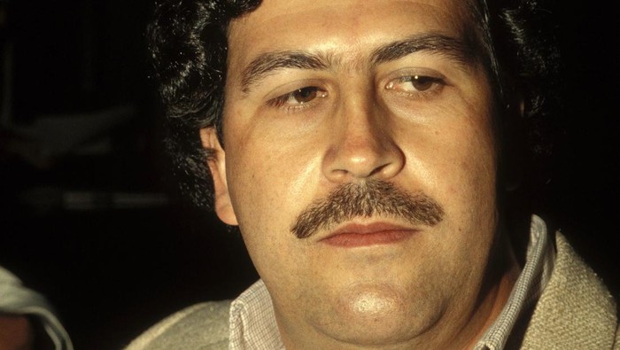 Penampakan Bekas Rumah Mewah Gembong Narkoba Terkaya Dunia COLOMBIA - FEBRUARY 01: Pablo Escobar, the godfather of the Medellin Cartel in Colombia in February , 1988. (Photo by Eric VANDEVILLE/Gamma-Rapho via Getty Images)