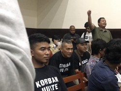 Pendukung Teriak-teriak Bebaskan Haris-Fatia di Ruang Sidang