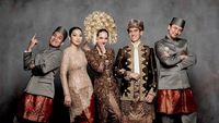 9 Inspirasi Baju Pernikahan Adat Sumatera ala Artis, Elegan bak Raja dan Ratu