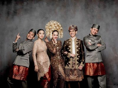 9 Inspirasi Baju Pernikahan Adat Sumatera ala Artis, Elegan bak Raja dan Ratu