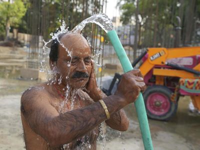 Potret Gelombang Panas India, Pekerja Sampai Mandi Biar Adem