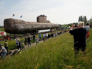 Potret Kapal Selam Melintas di Jalan Raya Hebohkan Warga Jerman