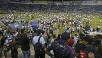 Kerusuhan terjadi setelah penonton menyerbu salah satu pintu masuk stadion untuk menyaksikan pertandingan yang digelar di ibu kota San Salvador.  