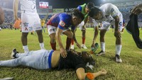 Para pemain pun mencoba membuat pertolongan pertama kepada fan yang sedang terluka dan tak sadarkan diri.   