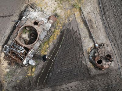 Potret Warga Ukraina Berkebun di Antara Tank Rusak