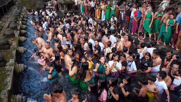 Potret WNA Ikut Ritual Melukat di Bali saat Banyu Pinaruh