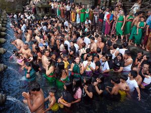 Potret WNA Ikut Ritual Melukat di Bali saat Banyu Pinaruh Potret WNA Ikut Ritual Melukat di Bali saat Banyu Pinaruh
