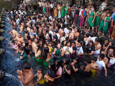 Potret WNA Ikut Ritual Melukat di Bali saat Banyu Pinaruh