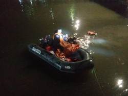 Polisi Periksa Korban Selamat Loncat Sungai di Jembatan Petekan Surabaya
