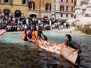 Protes Iklim, Aktivis Lingkungan Ubah Air Mancur Ikon Roma Jadi Hitam