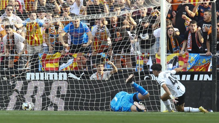Valencia players celebrate at the end of a Spanish La Liga soccer match between Valencia and Real Madrid, at the Mestalla stadium in Valencia, Spain, Sunday, May 21, 2023. (AP Photo/Alberto Saiz)