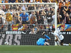 Tuan rumah bisa memecah kebuntuan di menit ke-33 lewat gol Diego Carlos. Skor 1-0 untuk Valencia bertahan hingga turun minum.