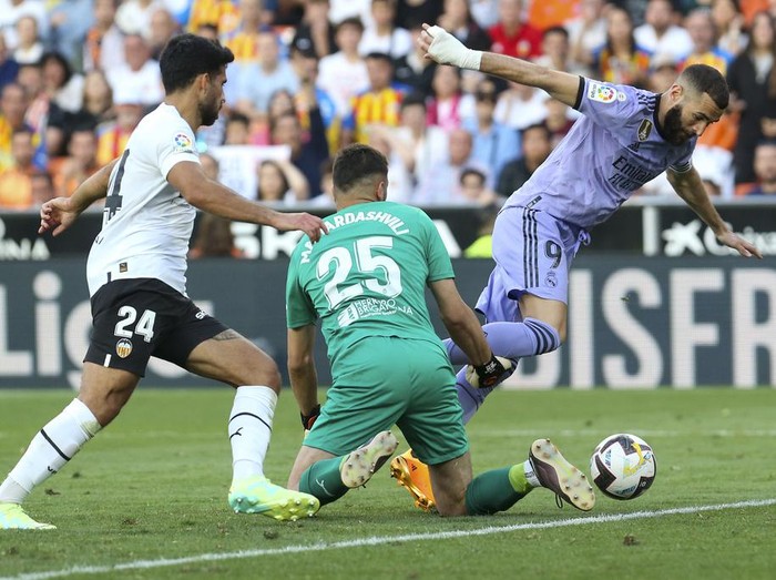 Valencia players celebrate at the end of a Spanish La Liga soccer match between Valencia and Real Madrid, at the Mestalla stadium in Valencia, Spain, Sunday, May 21, 2023. (AP Photo/Alberto Saiz)
