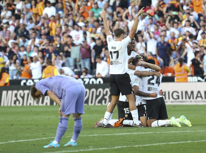 Valencia players celebrate at the end of a Spanish La Liga soccer match between Valencia and Real Madrid, at the Mestalla stadium in Valencia, Spain, Sunday, May 21, 2023. (AP Photo/Alberto Saiz)