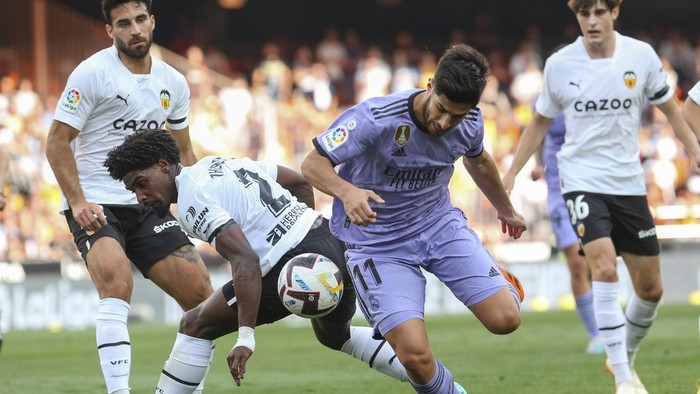 Real Madrid Tak Berdaya di Markas Valencia Valencia players celebrate at the end of a Spanish La Liga soccer match between Valencia and Real Madrid, at the Mestalla stadium in Valencia, Spain, Sunday, May 21, 2023. (AP Photo/Alberto Saiz)