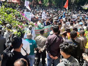 Ribuan Petani Ijen Bondowoso Demo Tuntut Pupuk Subsidi yang Tak Diterima Ribuan Petani Ijen Bondowoso Demo Tuntut Pupuk Subsidi yang Tak Diterima