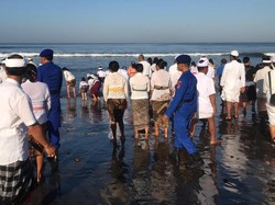 Warga yang Ritual Buang Sesajen ke Laut Diimbau Pakai Life Jacket