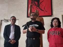 Hasto PDIP Beri Balasan Pedas ke Anies yang Sindir Lari-lari untuk Difoto