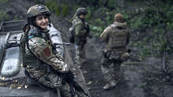 Senyum Tentara Wanita Ukraina di Garis Depan Perang
