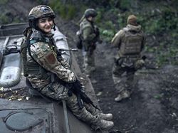 Senyum Tentara Wanita Ukraina di Garis Depan Perang