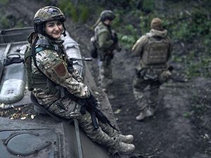 Senyum Tentara Wanita Ukraina di Garis Depan Perang Senyum Tentara Wanita Ukraina di Garis Depan Perang