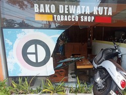 Viral Sepeda Motor Tabrak Toko di Kuta, Dikendarai Bule Bonceng Tiga?