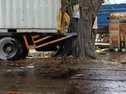 Mobil Kontainer di Sidrap Gagal Nanjak hingga Muatan Minyak Tumpah ke Jalan