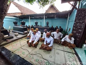 Jelang Tahun Politik, Warga Baluwarti Doakan Jokowi di Makam Ki Gedhe Solo Jelang Tahun Politik, Warga Baluwarti Doakan Jokowi di Makam Ki Gedhe Solo