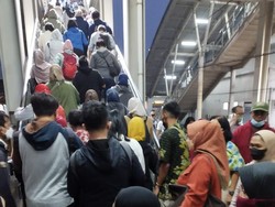 Anker: Lansia-Bumil Naik Tangga karena Eskalator Stasiun Cakung Rusak